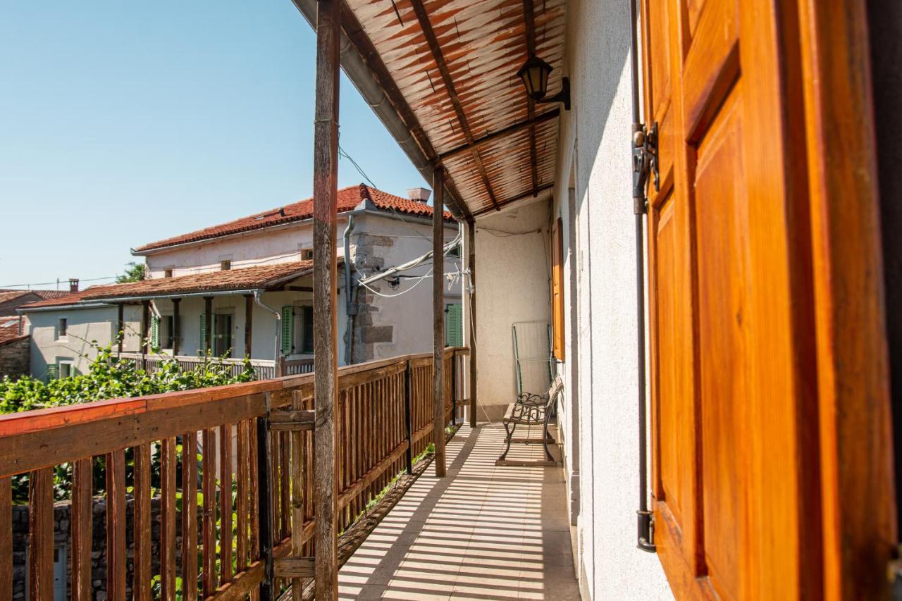 Apartma Na Skdnu Dutovlje Exteriér fotografie
