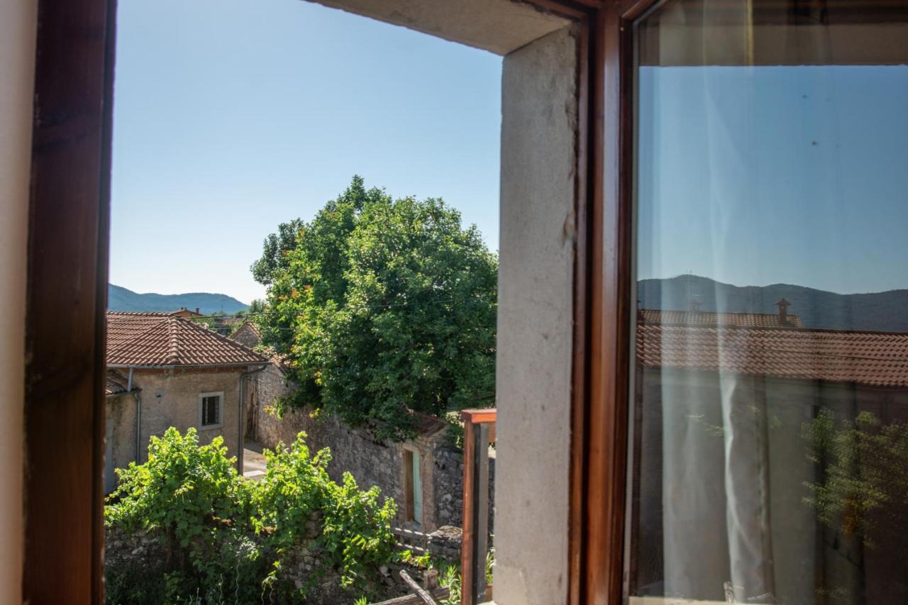 Apartma Na Skdnu Dutovlje Exteriér fotografie